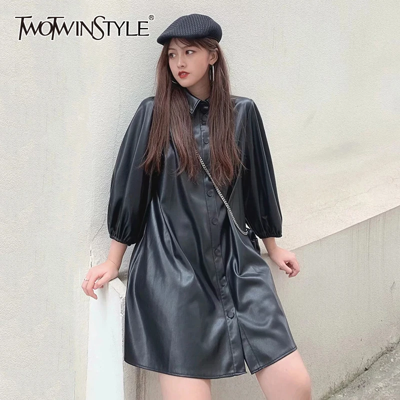 Женское мини платье TWOTWINSTYLE белое из искусственной кожи с рюшами отложным