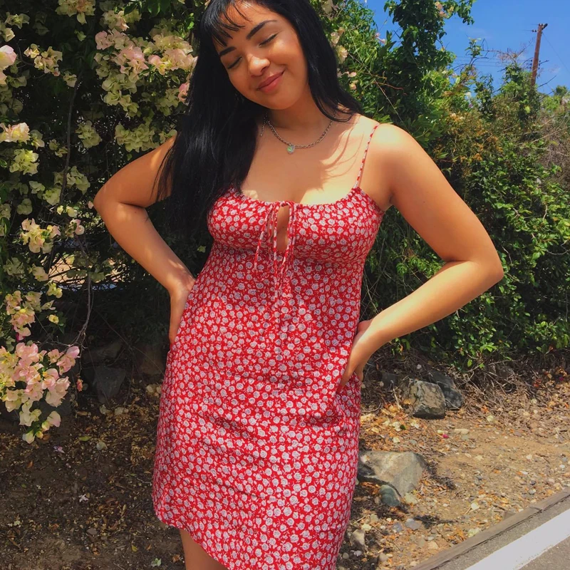 Летнее облегающее платье трапециевидной формы с запахом цветочным принтом и