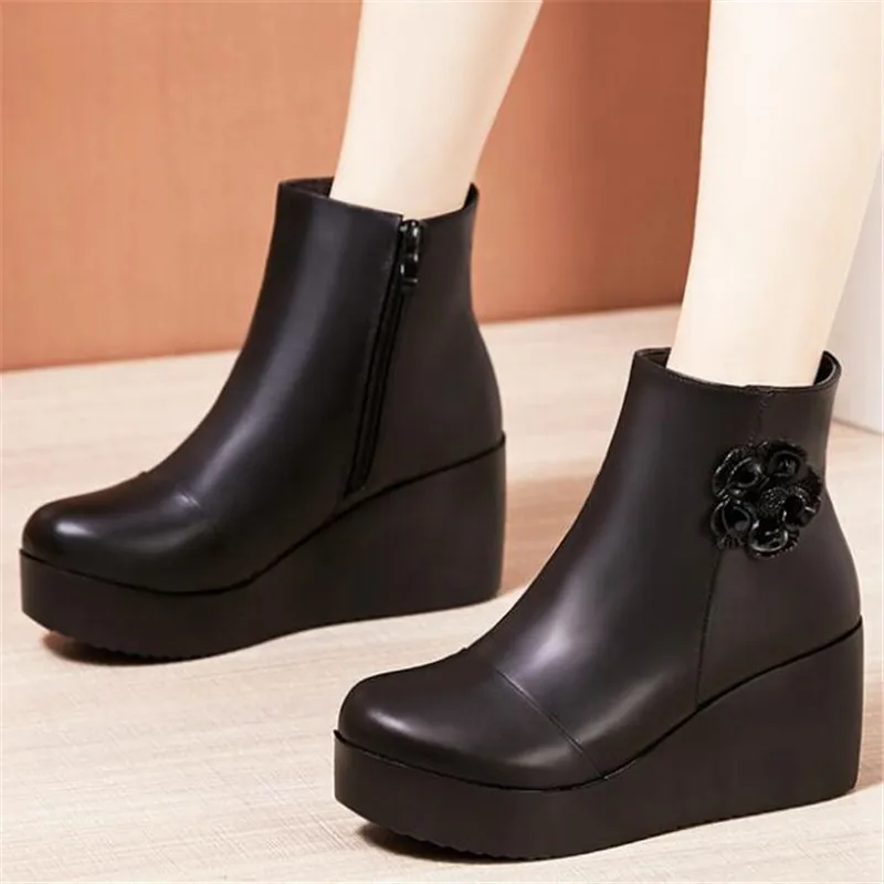 Новинка 2020 осенне зимние ботинки с цветами модные теплые на платформе высоком