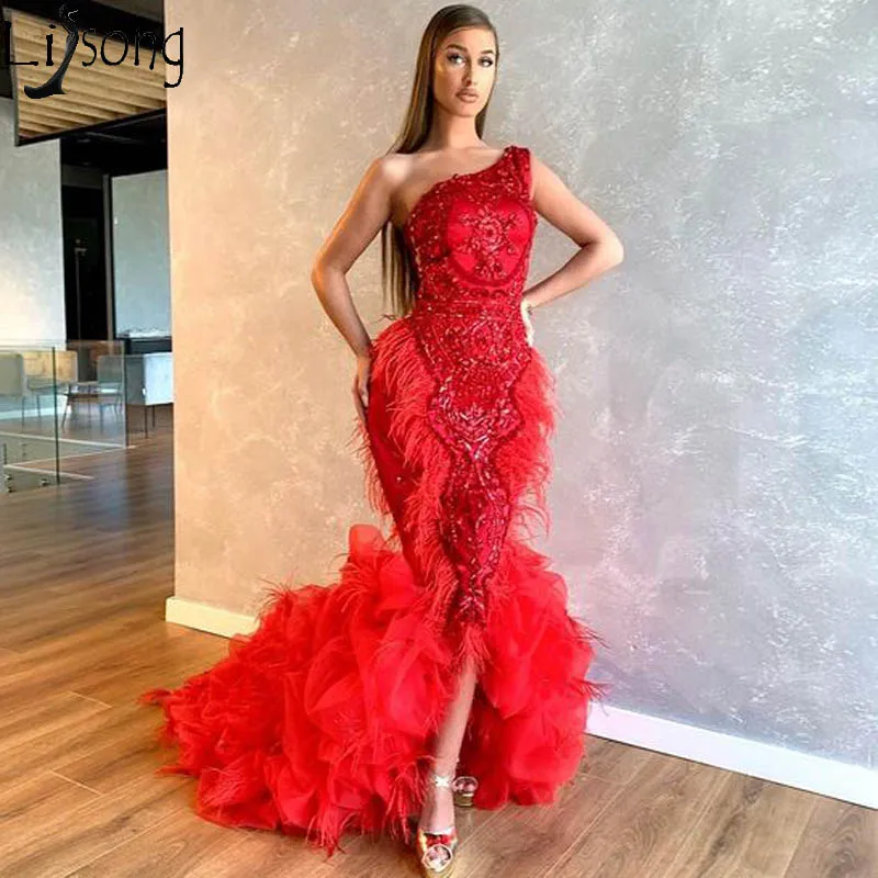 Красное роскошное вечернее платье русалки на одно плечо с перьями бисером
