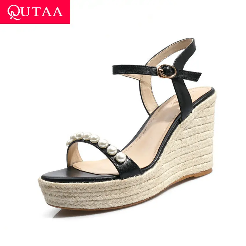 Женские босоножки на танкетке QUTAA черные из плетеной соломы с открытым носком