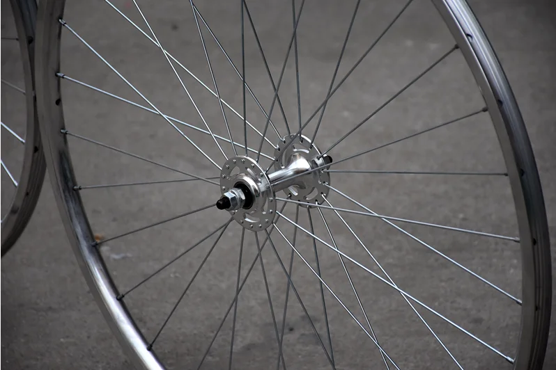 Винтажное колесо велосипеда Fixie со стальным ободом, серебристым переключателем на флип-флоп втулке, 25мм передним ободом и 24 спицами, 32 спицами задним ободом, односкоростное фиксированное вращение, алюминиевый сплав.