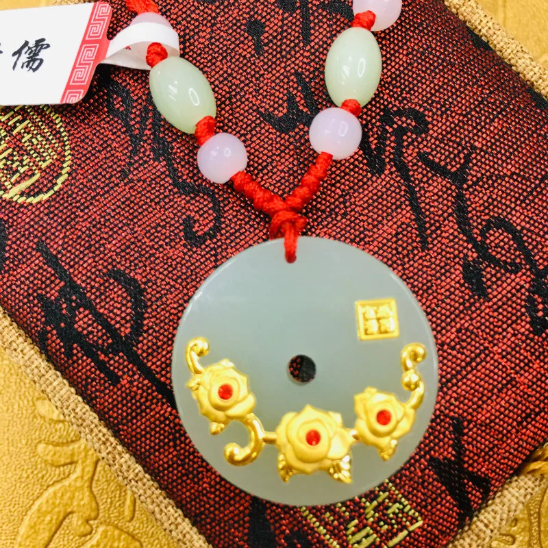 Оправа Послать сертификат уровня А Полный раздел натурального хетянского нефрита, инкрустированная 24-каратным золотым плетеный кулон с изображением счастливого сливового пончика с ручной плетеной подвеской на шее.