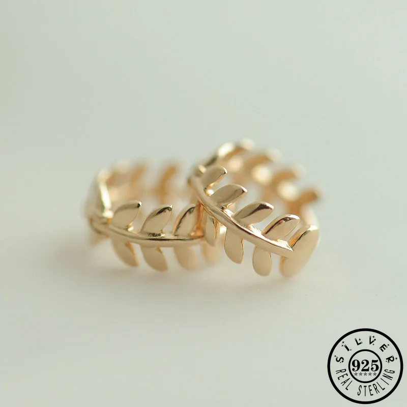 Женские серьги кольца с маленькими листьями покрытые золотом из серебра 925