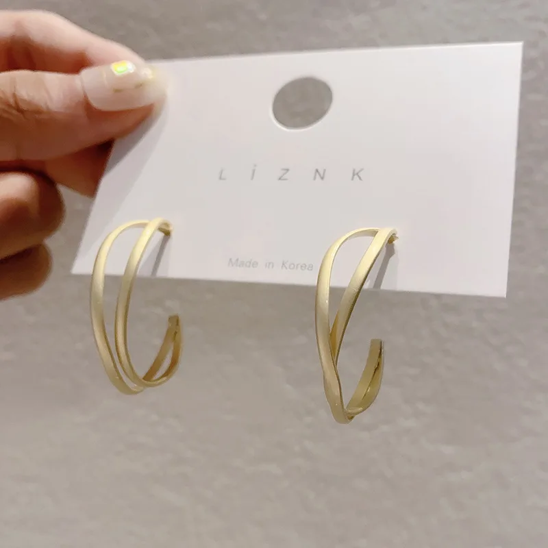 

Fashion New Metal Spiral Pendant Earrings Ladies Curved Wave Pendant Earrings Jewelry Party Wedding