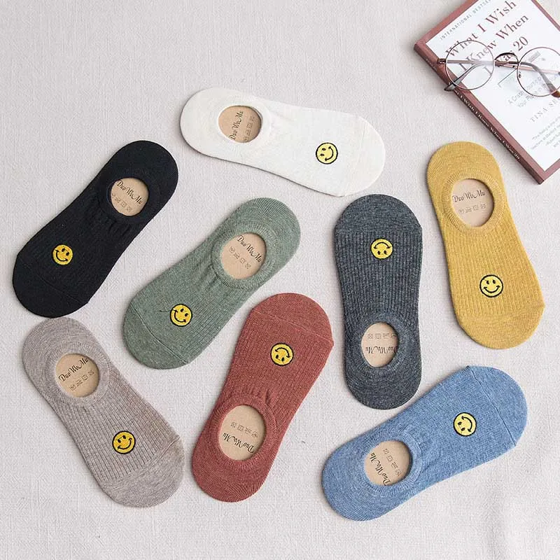 Минималистичные однотонные короткие носки с вышивкой и смайликом Удобные