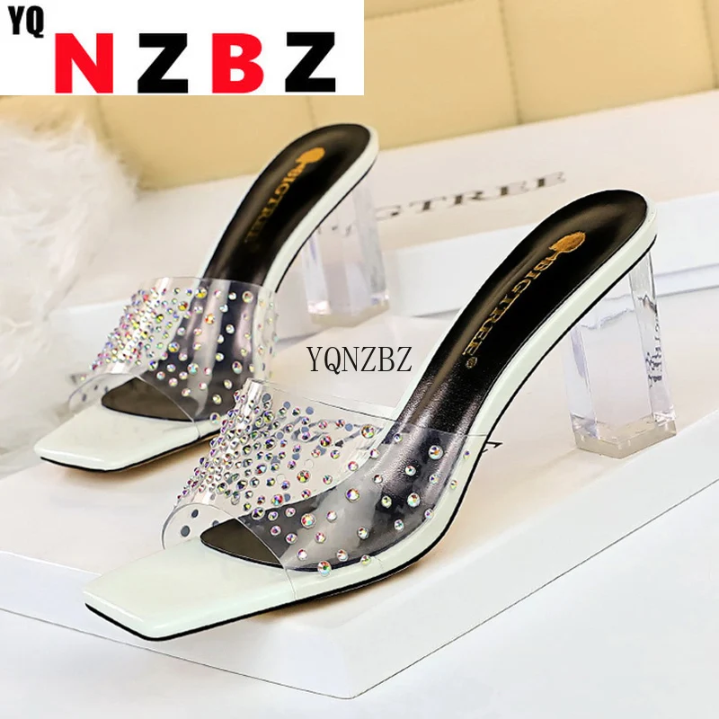 

Женские шлепанцы с открытым носком, белые сандалии без задника на высоком каблуке 7 см, со стразами, летние прозрачные тапочки, обувь для вып...