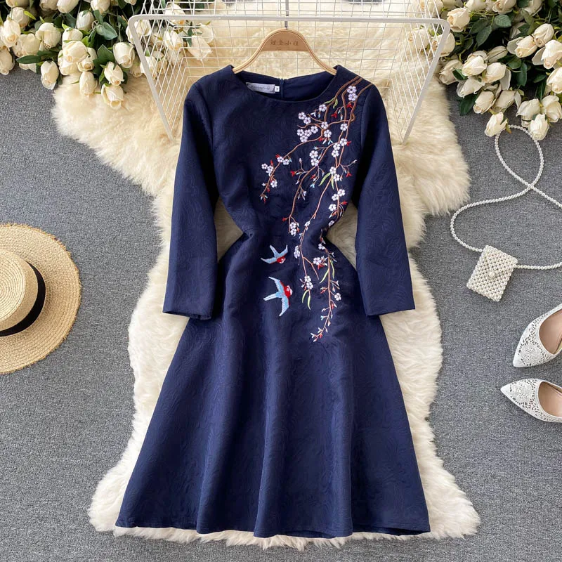 Женское праздничное платье с длинным рукавом винтажное синее до колена вышивкой