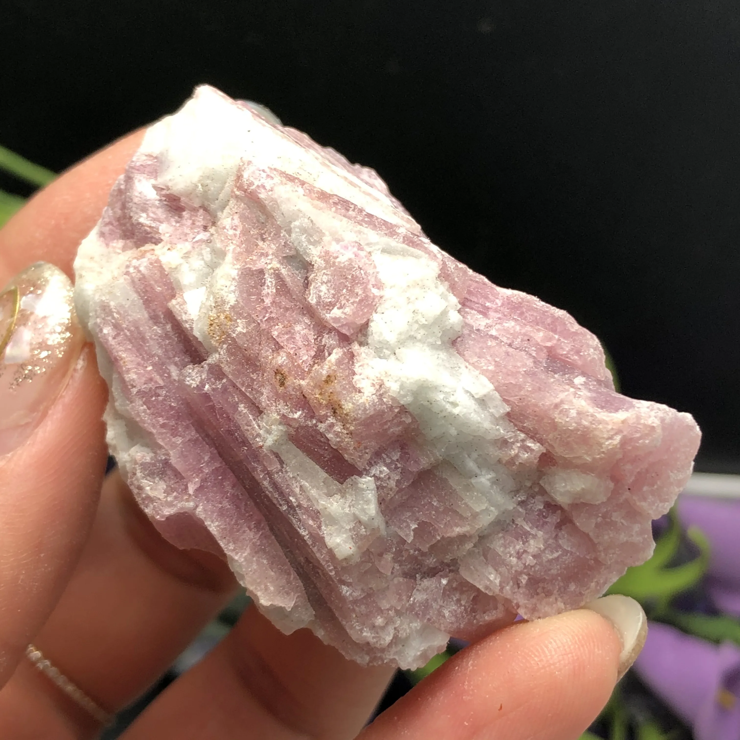 Красивый природный зеленый розовый турмалин кристалл минеральная ассоциация