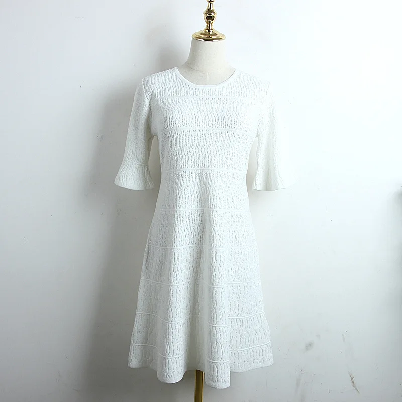Фото Женское белое платье 2020 полурасклешенное вязанное летнее с О образным вырезом