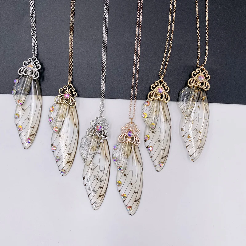 

LOVOACC Gradient Color Resin Butterfly Necklaces for Women Gold Chain Rhinestones Sequined Transprent Pendant Cnecklace Choker