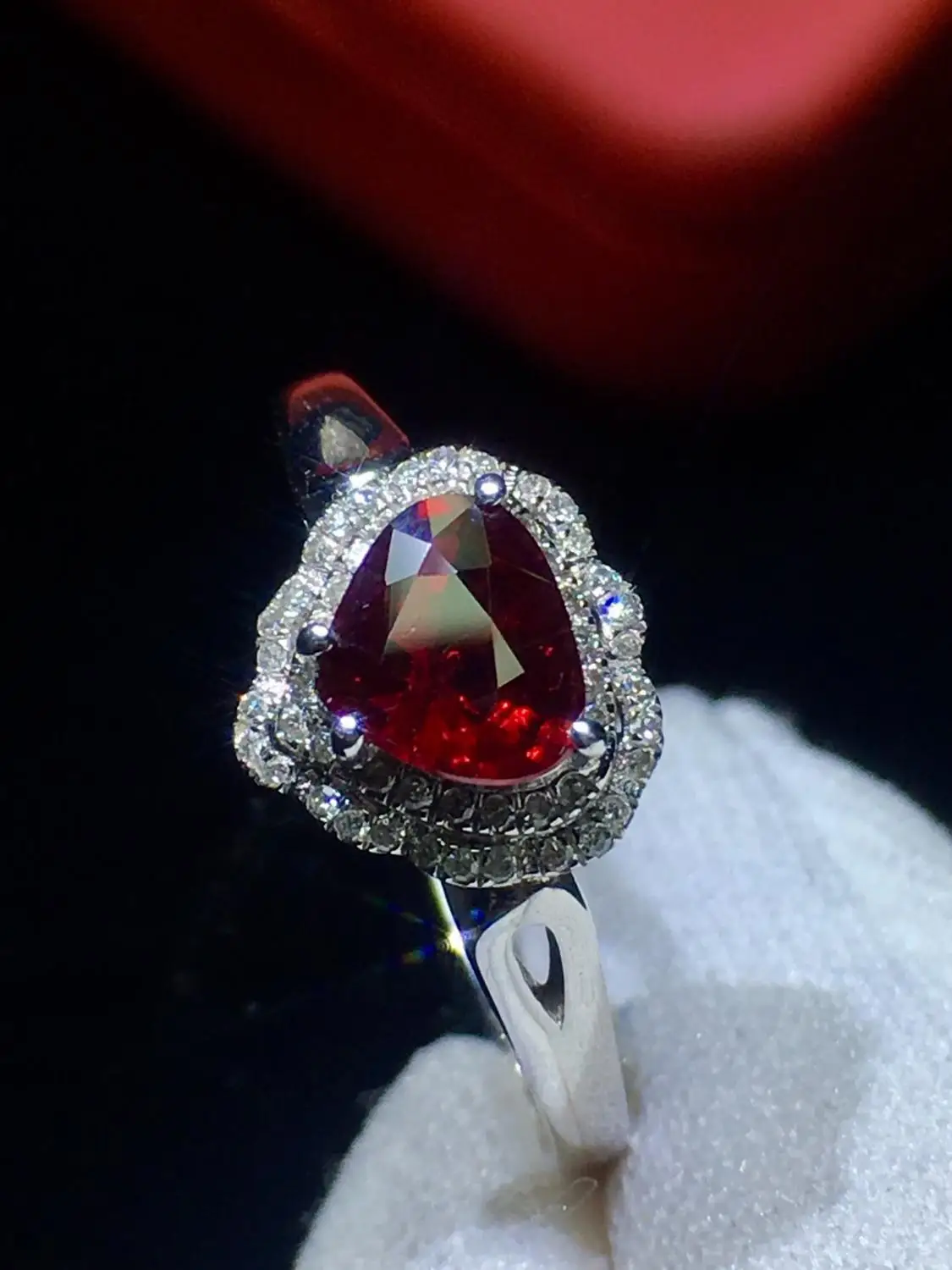 Женское Обручальное Кольцо из белого золота 18 К с красным Рубином 0 78 карата |