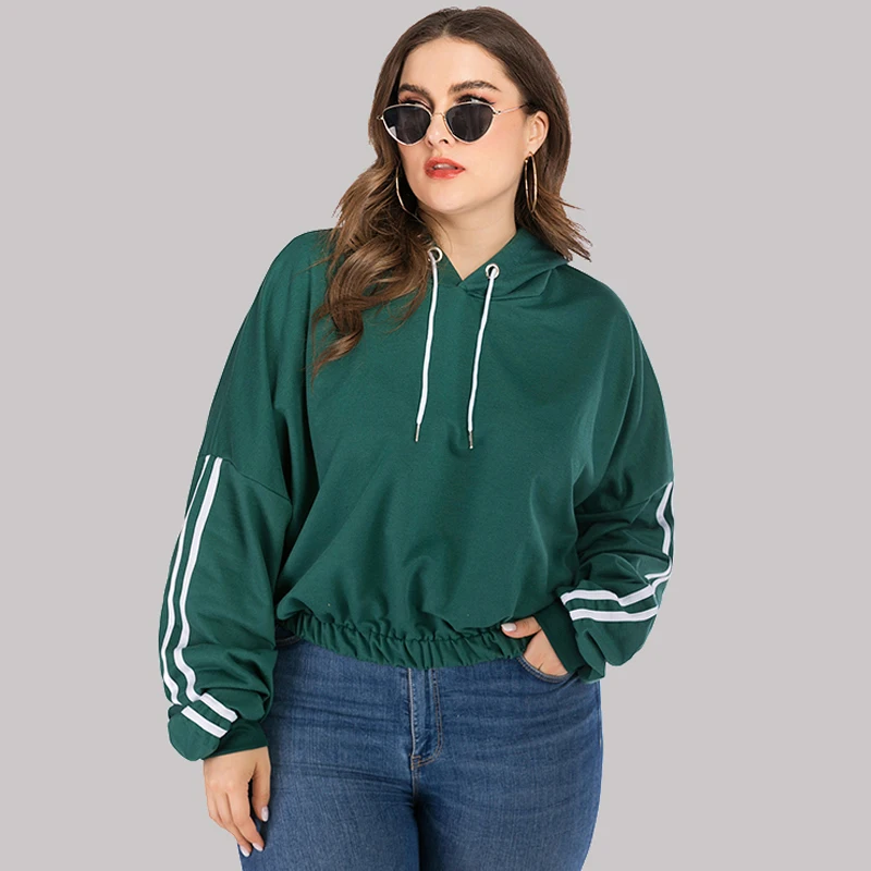 Женская толстовка большого размера на весну и осень с цветными блоками короткий