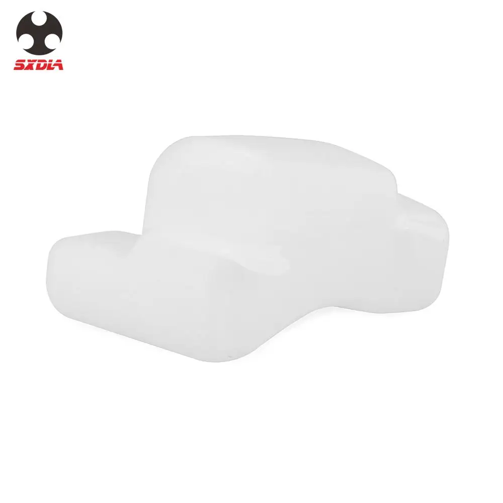 Мотоцикл после рынка охлаждающей жидкости над потоком бутылки резервуар