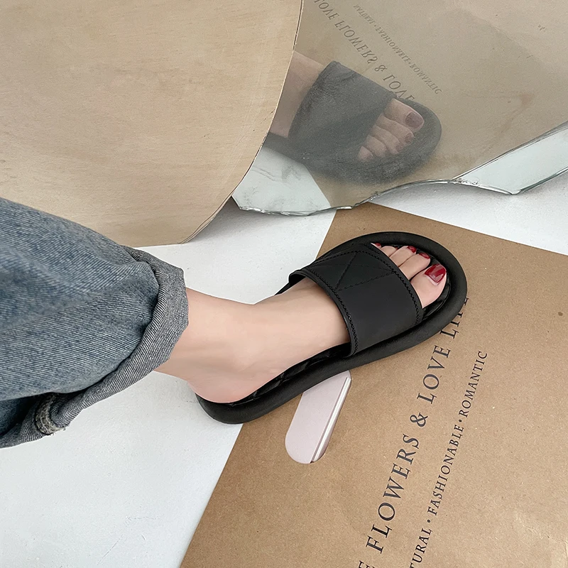 

Shoes For Girls Ladies' Slippers Slipers Women Luxury Slides Cute Flat 2021 Designer PU Pleated Rubber Fashion Shoes Woman 2021