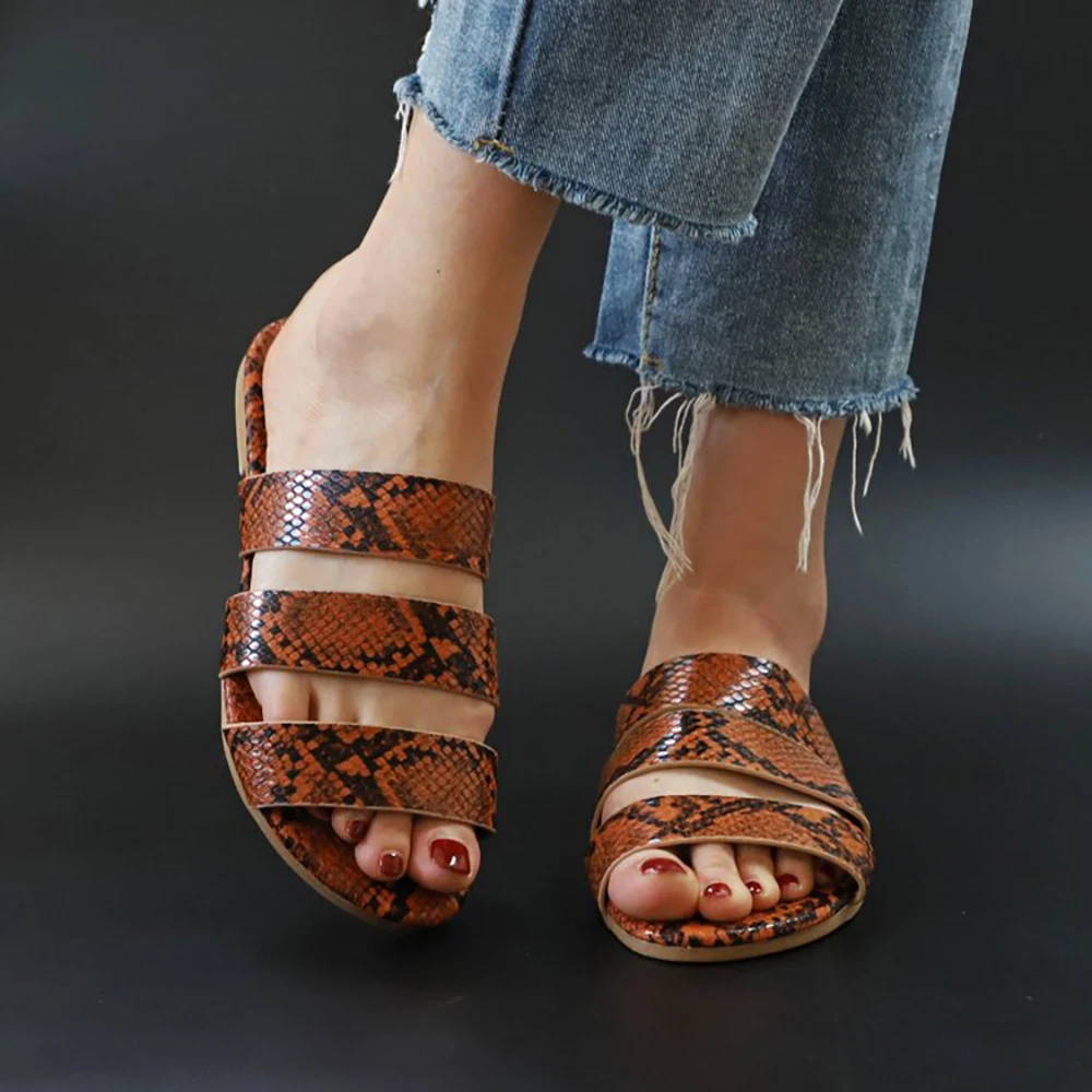 Новинка 2020 года Женские сланцы со змеиным узором Двухслойные сандалии Женская