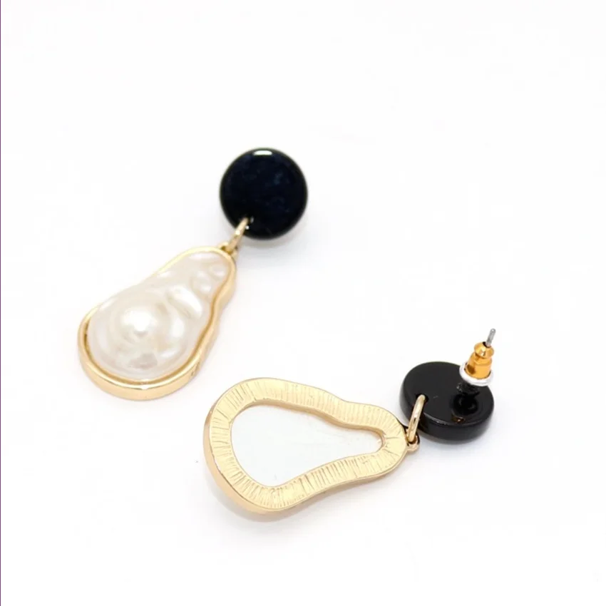

Light Yellow Gold Color Irregular Shape Imitation Pearl Stud Earrings for Women Black Resin Jewelry