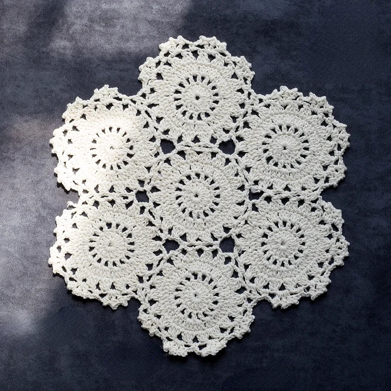 Round White Crochet Doily Hollow Tablecloth Round Cotton Lace Table Placemats with Flowers Pattern