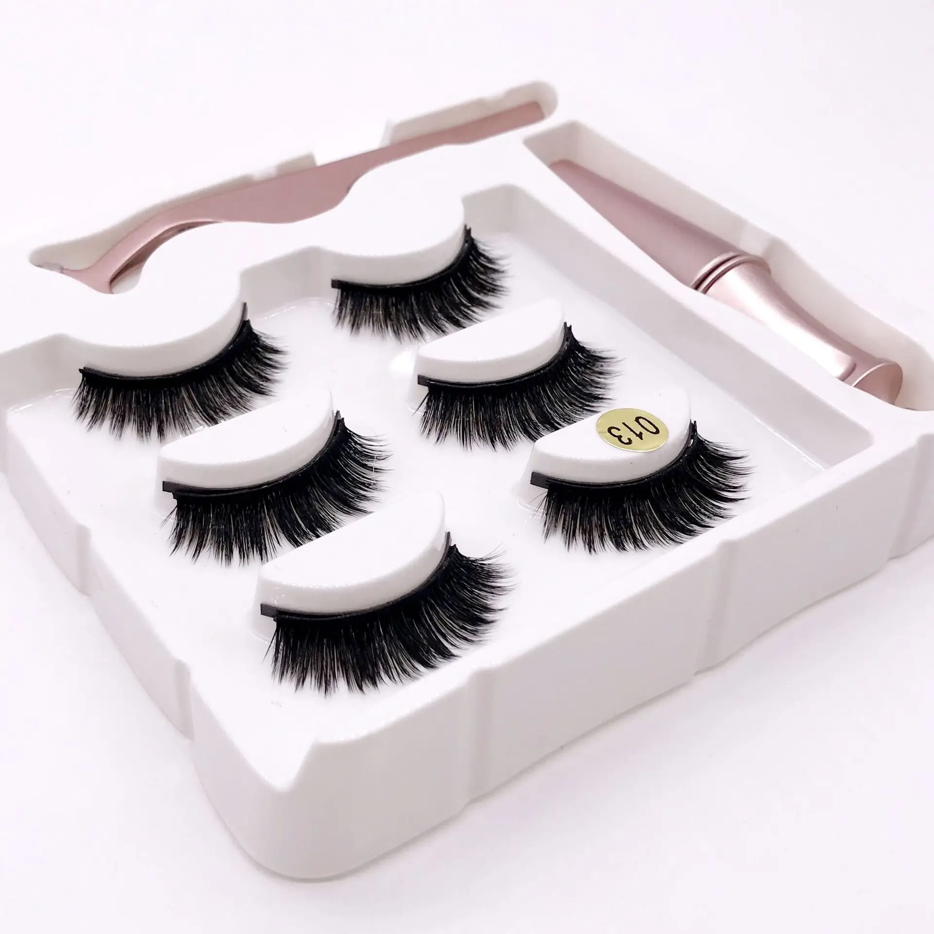 

Free three pairs of magnets, false eyelashes, magnetic eyeliner, five magnetic eyelashes.