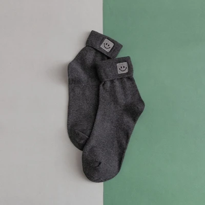 dark grey Милые хлопковые женские носки с вышитым квадратным лицом новые милые высококачественные носки с улыбающимся лицом осенние модные носки с героями мультфильмов - Цвет: dark grey