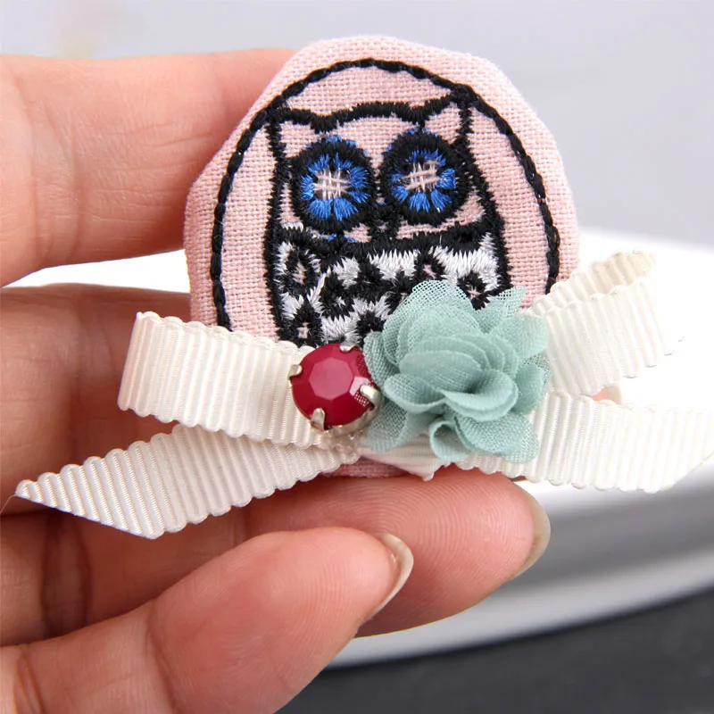 Брошь на лацкан с вышивкой из милой ткани в виде совы красной лентой Стразы и