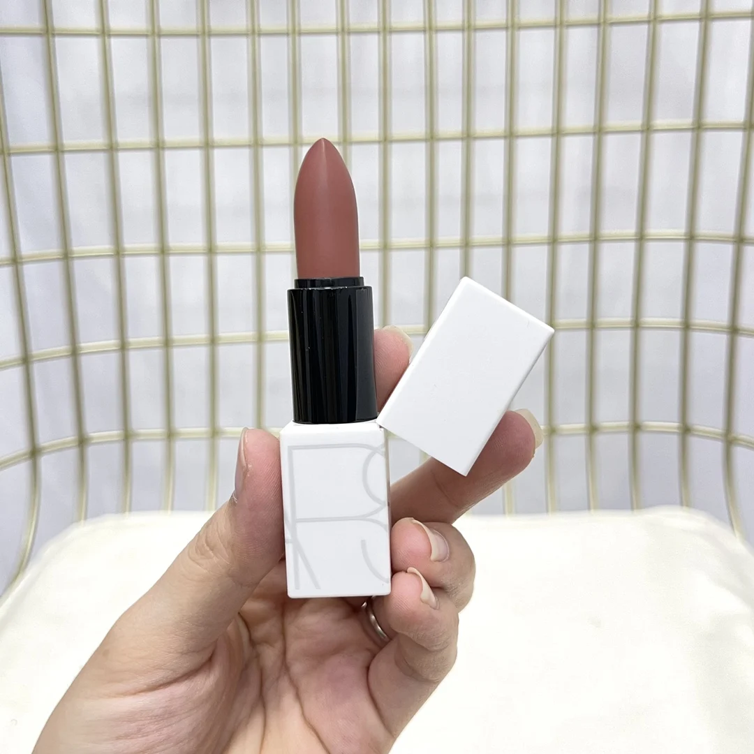 

Top Quality Brand Lipstick NA White Tube Lip Stick 3 Color Options 3.5G ROSECLIFF# TOLEDE# BANNED RED