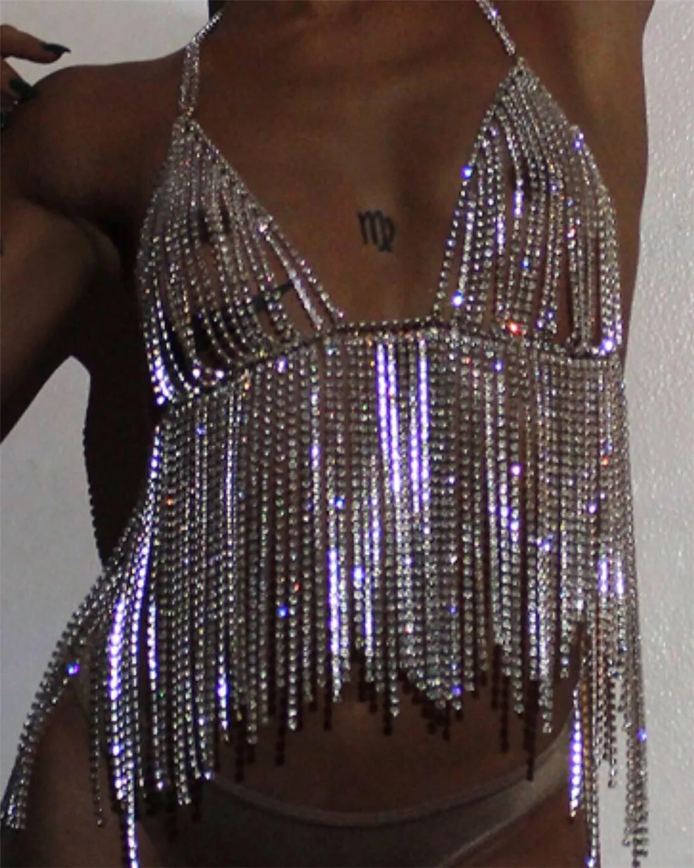 Женский укороченный топ с глубоким v-образным вырезом расшитый блестками и