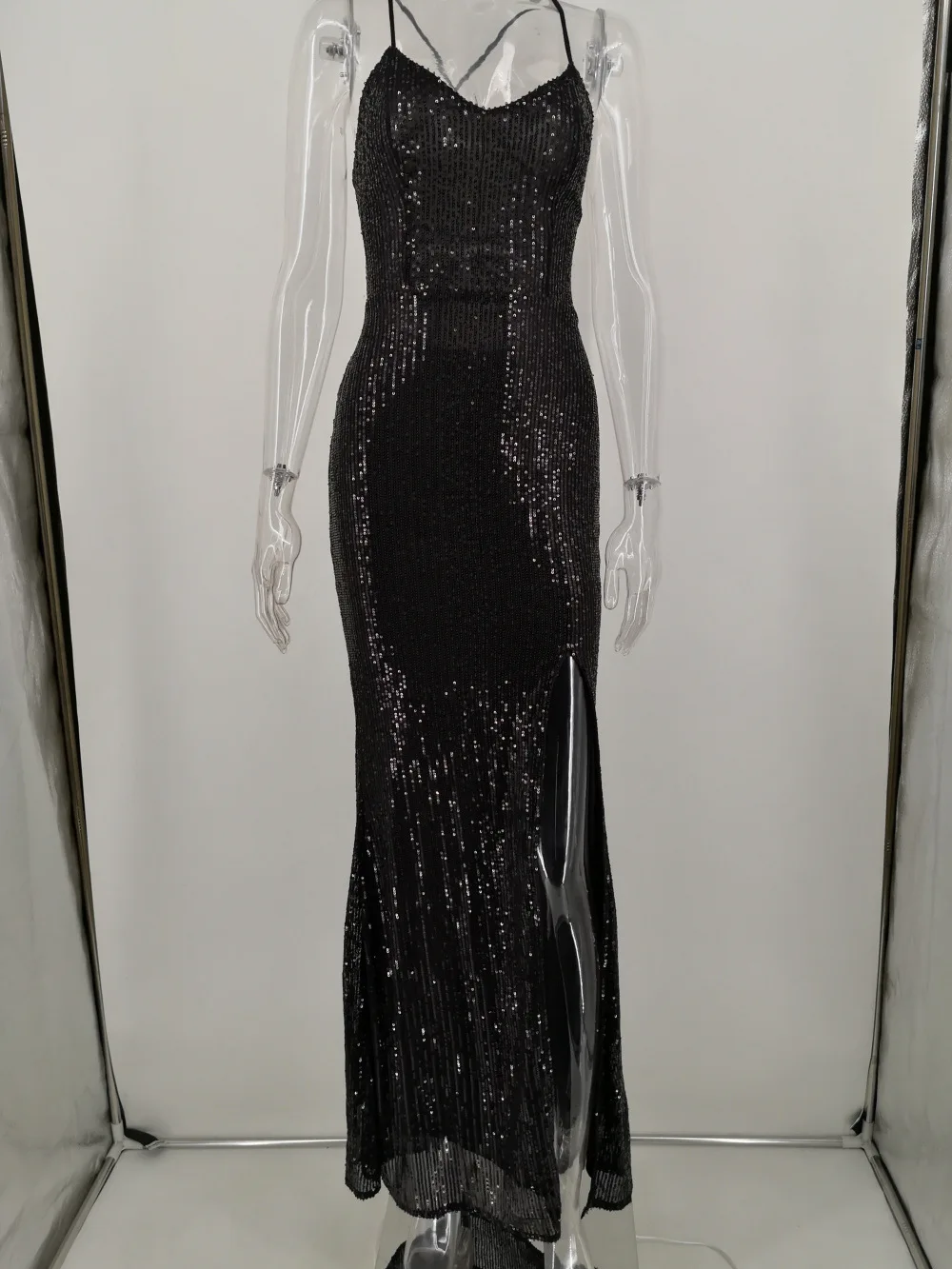 Женское блестящее вечернее платье с разрезом сбоку черное Золотое длинное