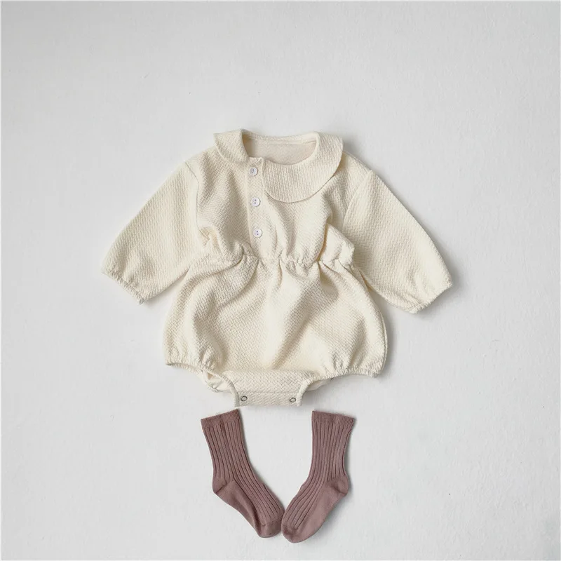 Мягкий хлопковый комбинезон с длинными рукавами и отложным воротником для