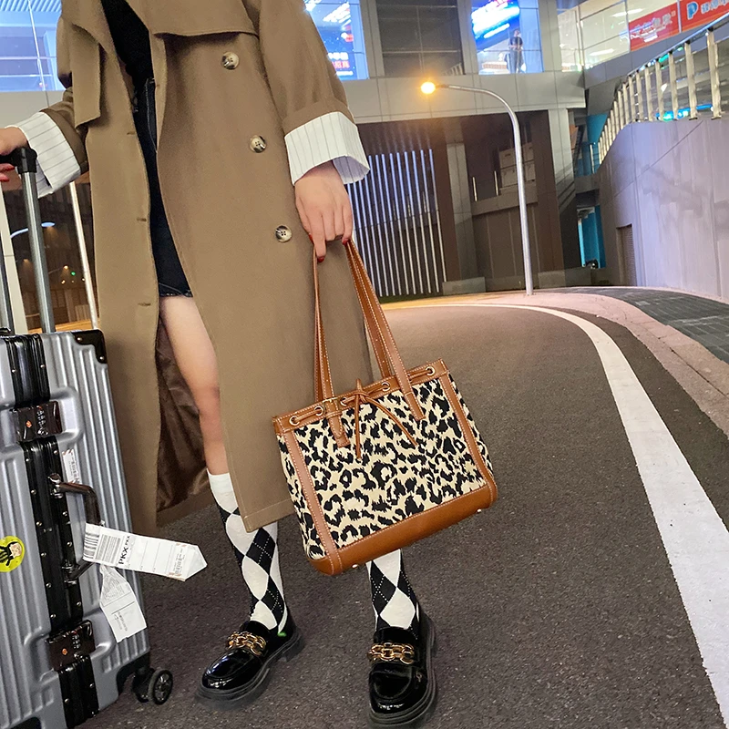 

Женская шерстяная сумка через плечо, женская сумка-мессенджер, новинка 2021, модная шерстяная сумка на плечо из твида с цепочкой, маленькая кв...