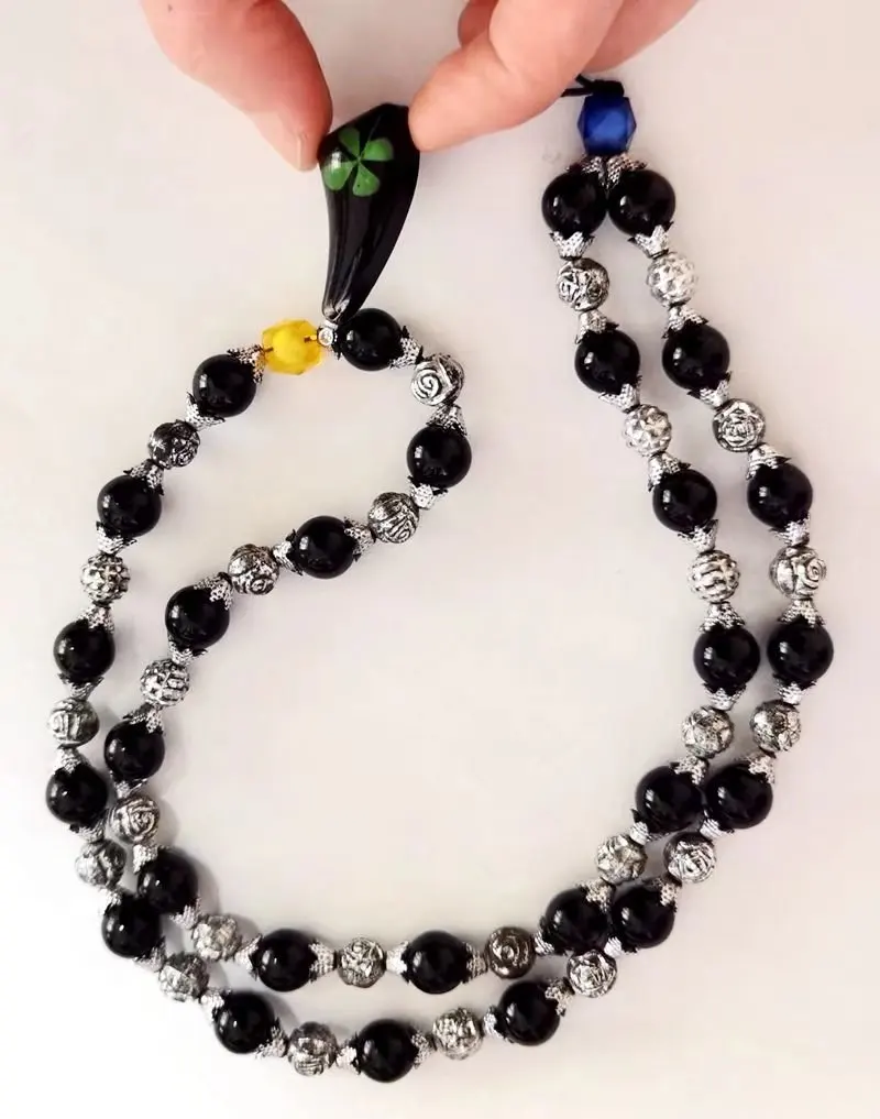 

Новый Янтарный полимер, настоящий четырехлистный клевер, дизайнерская подвеска на тыльную сторону, черные стеклянные бусины, нитки, украше...