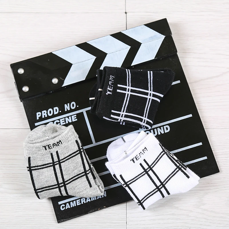 Полосатые черно-белые хлопковые нескользящие носки в клетку на резиновой