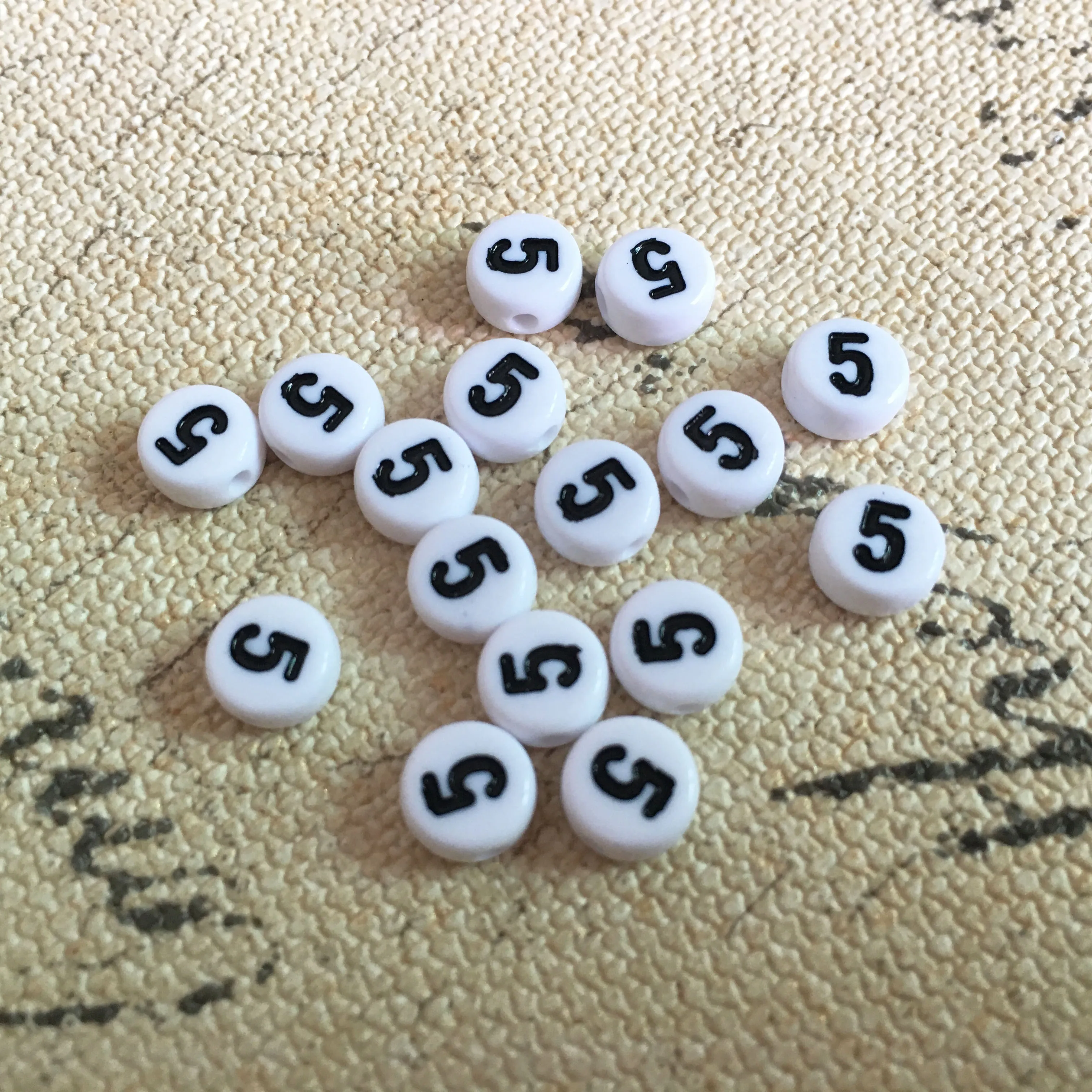 Оптовая продажа один номер бисер 3600 шт 4*7 мм Плоская Круглая монета черные цифры 0