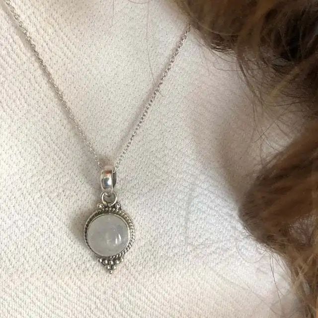 

Boho Female White Moonstone Pendant Necklace Classic Silver Color Chain Necklace Cute Bride Long Wedding Necklaces For Women