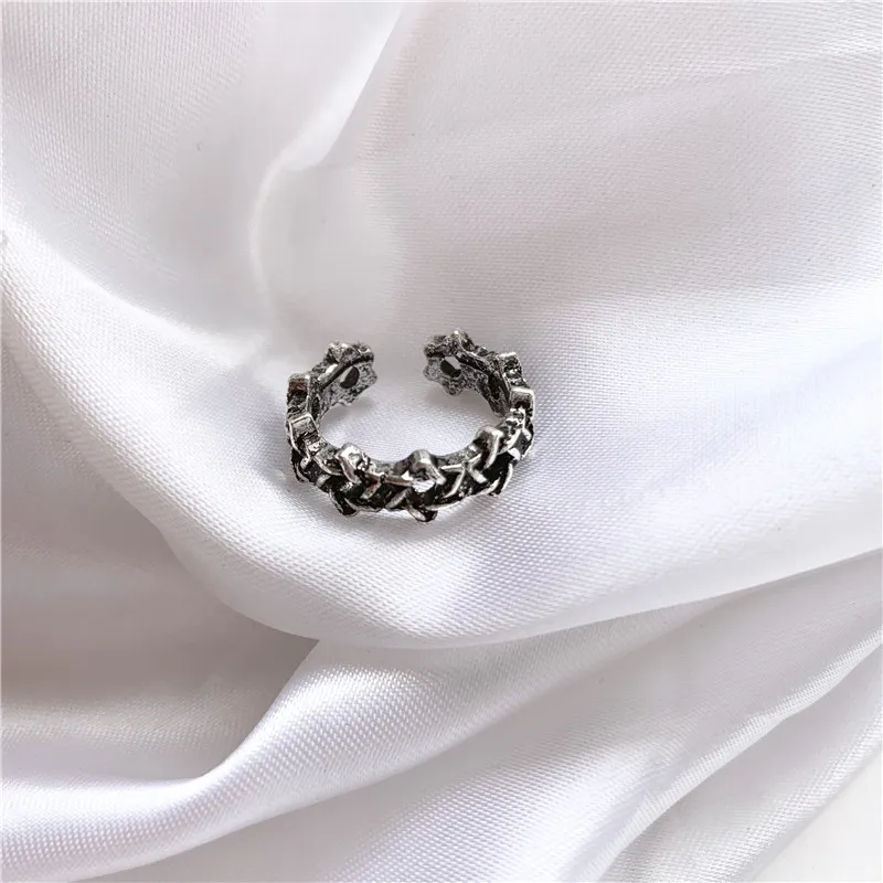 Характерное восстанавливающее старинное кольцо с шестиконечными звездами