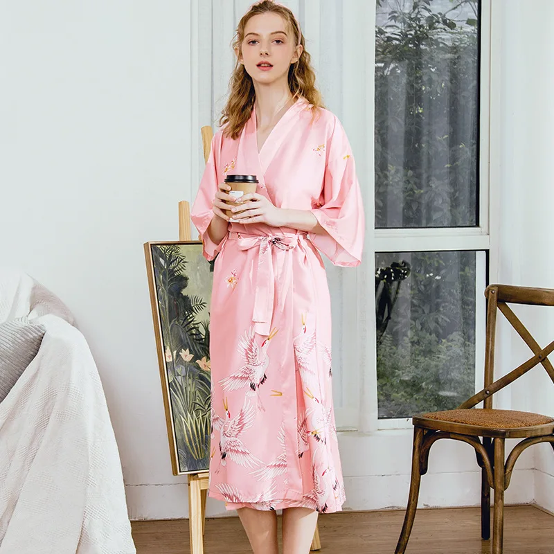 Халат женский атласный розовый с принтом журавлей длинная Домашняя одежда