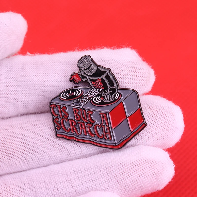 Тис но нуля DJ Пайтон и священный Грааль пленка эмаль на булавке значок | Дом сад