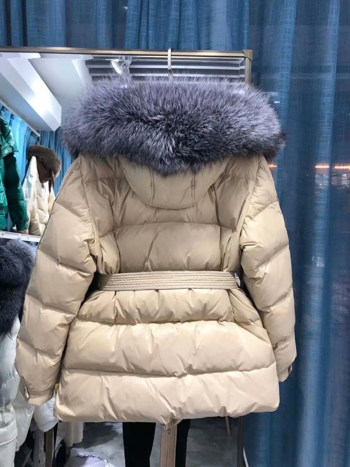 

2020 Women Winter Short Down Parka White Duck Down Coat Thick Warm Puffer Jacket Real Natural Fox Fur Female Outwear with Belt