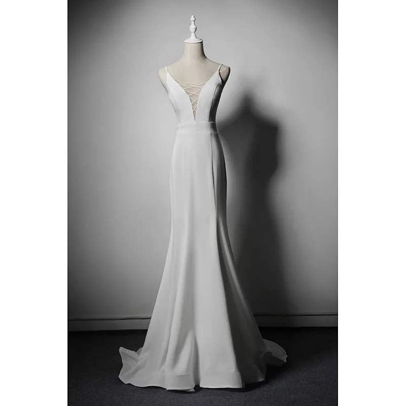 

Атласные вечерние платья-русалки с глубоким V-образным вырезом и рюшами