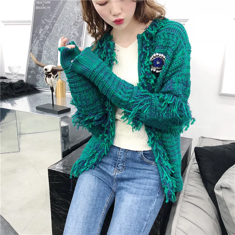 Женский толстый кардиган теплый темно зеленый с кисточками и бусинами