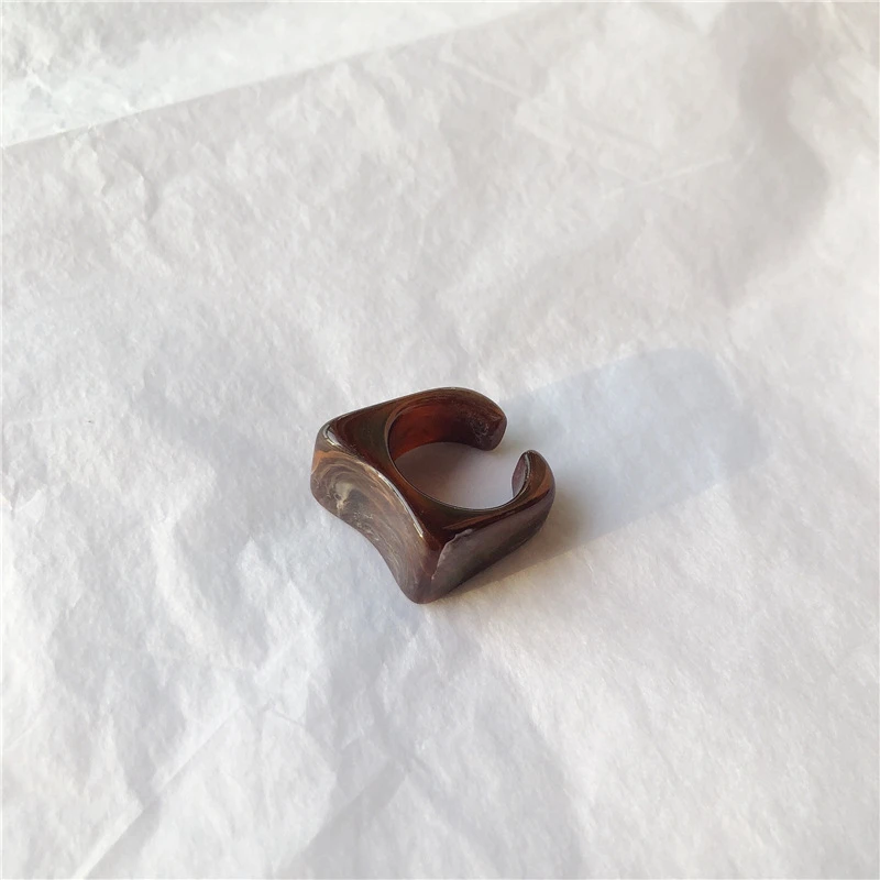 

2021 New Vintage Fashion Printing Grain Resin Ring Square Cool Wind Ring Wide Ivory Color Acrylic Rings For Girl Jewelry Gift