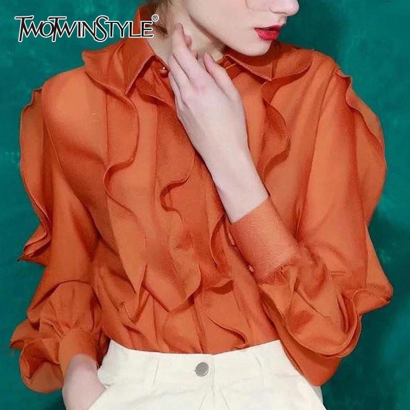Женская блузка с оборками TWOTWINSTYLE асимметричная отложным воротником и длинными