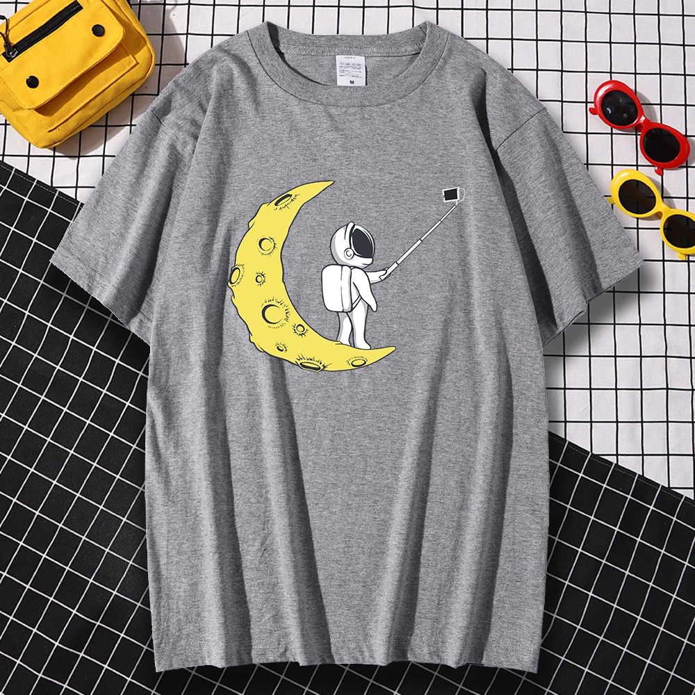 

Cotton Cute Selfie Astronaut Moon Man T-Shirt Skin-friendly O-Neck Summer Street Clothing Men's T Shirt