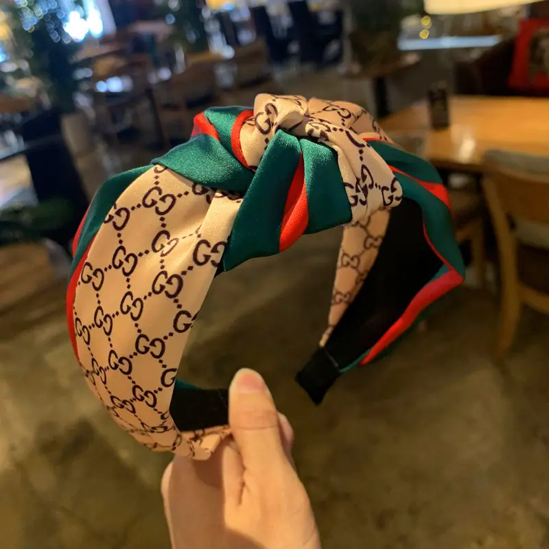 Новый 2019 красного цвета с надписями зелёную или красную полоску связать лентой