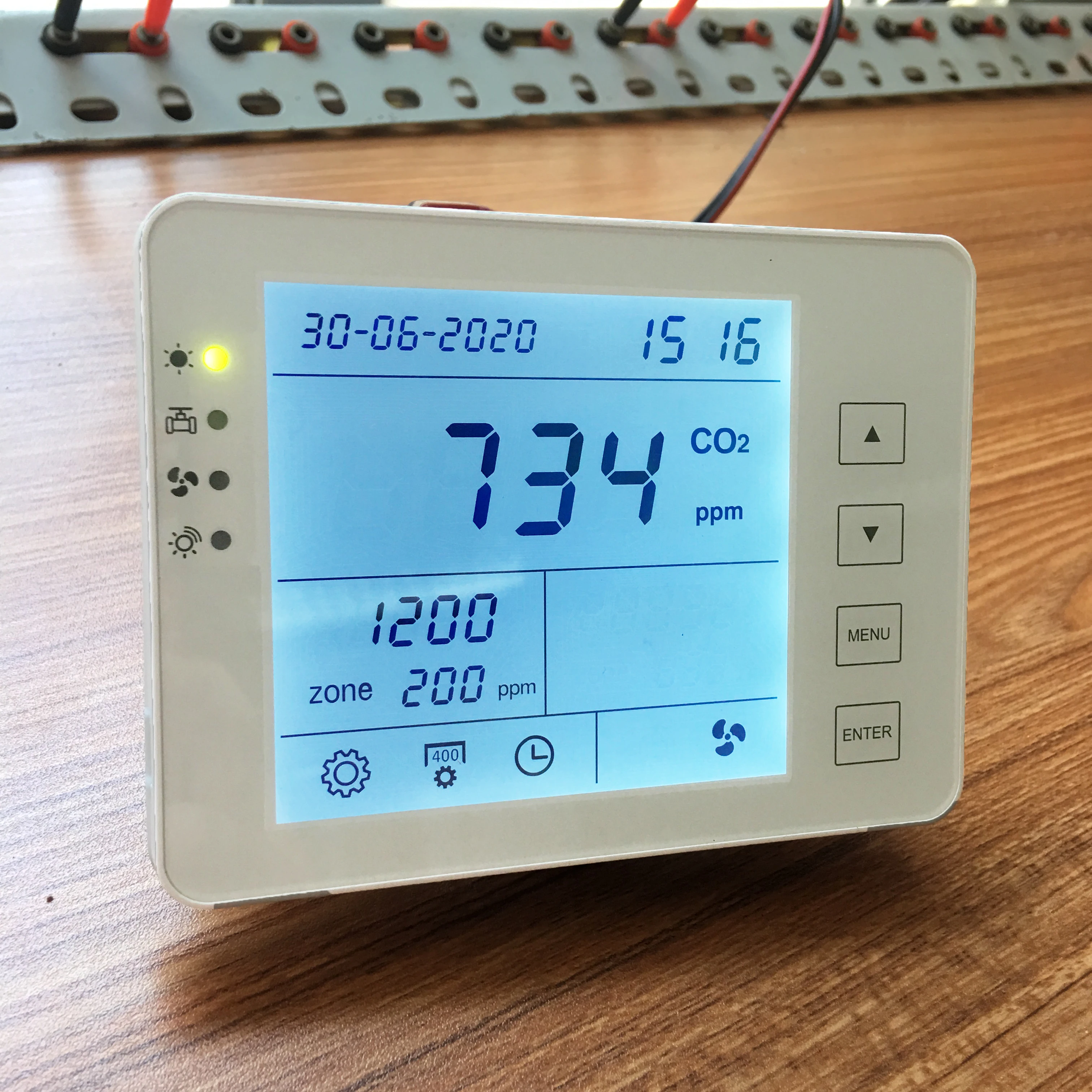 Home CO2 Monitor and Controller controls new air exchange modbus TCP/relay output