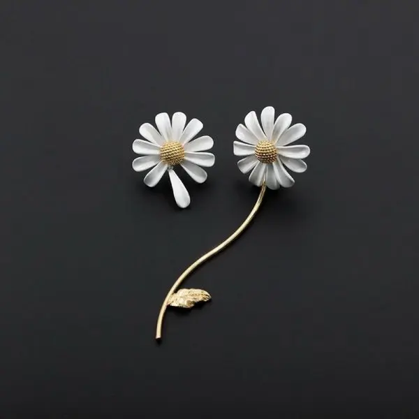 

2021 Women Korean Style Cute Small Daisy Flower Stud Earrings For Girls Sweet Statement Asymmetrical Earring Party Jewelry Gifts