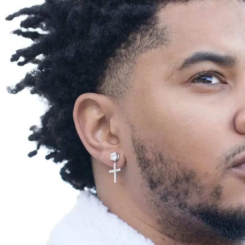 Модные серьги гвоздики золотого цвета с кристаллами и крестом свадебные