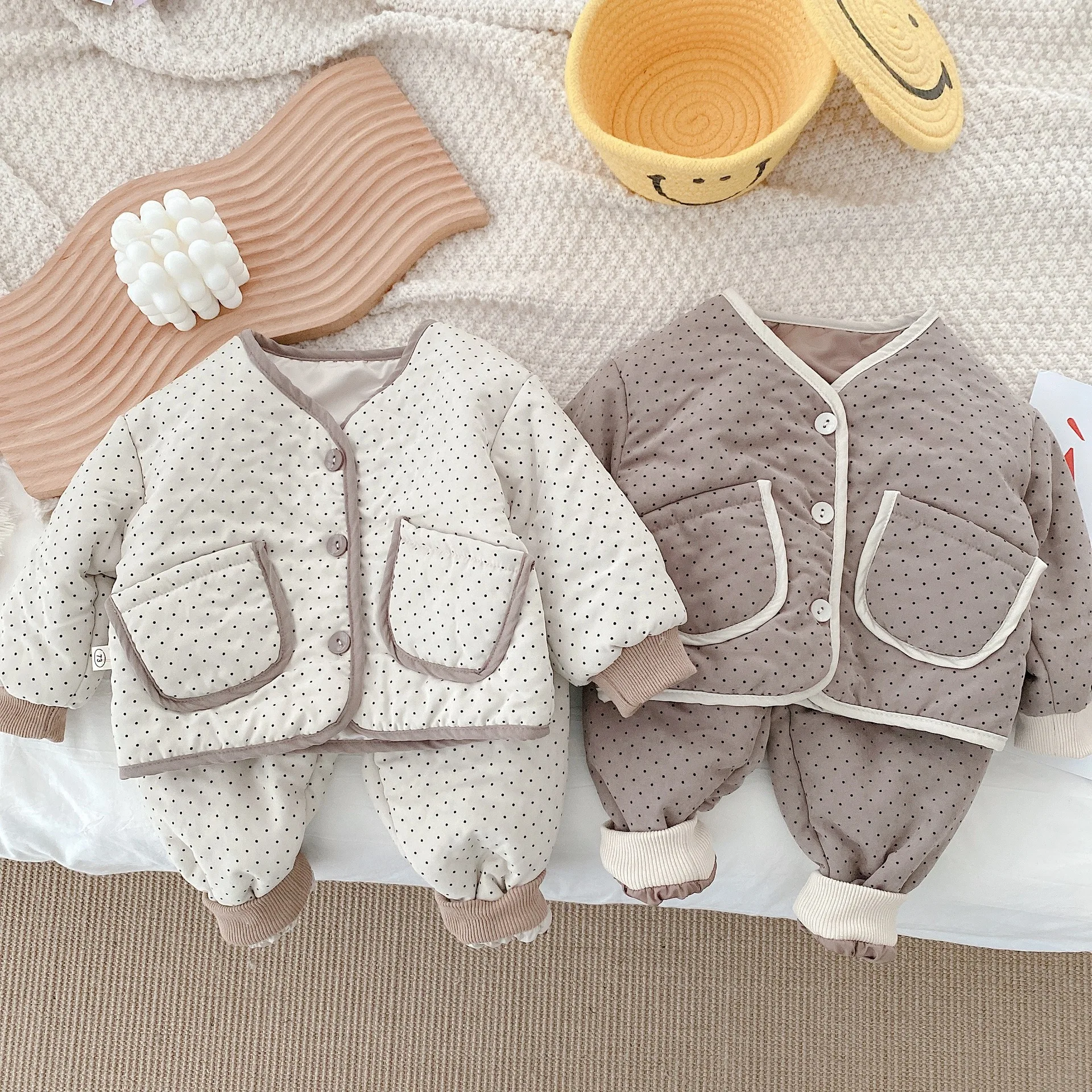 

Зимняя одежда для мальчиков и девочек из 2 предметов, бежевые и серые утепленные бархатные парки с принтом в горошек и брюки, детский теплый ...