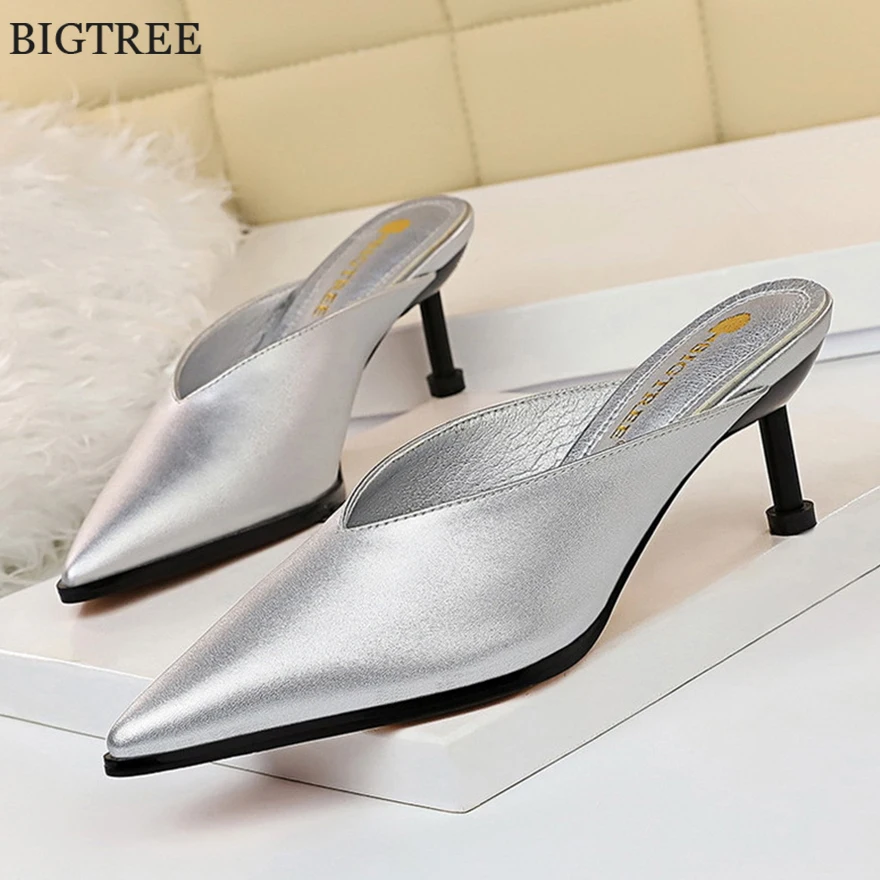 Новинка 2021 года Элегантные женские тапочки мюли с острым носком Цвет бежевый