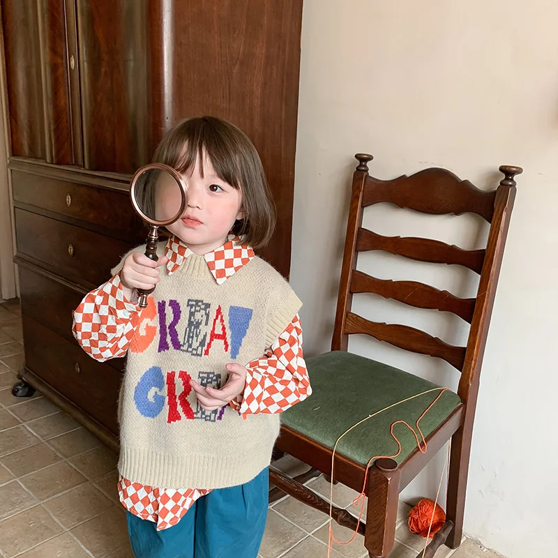 

Жилет детский вязаный с разноцветными буквами, на весну/осень